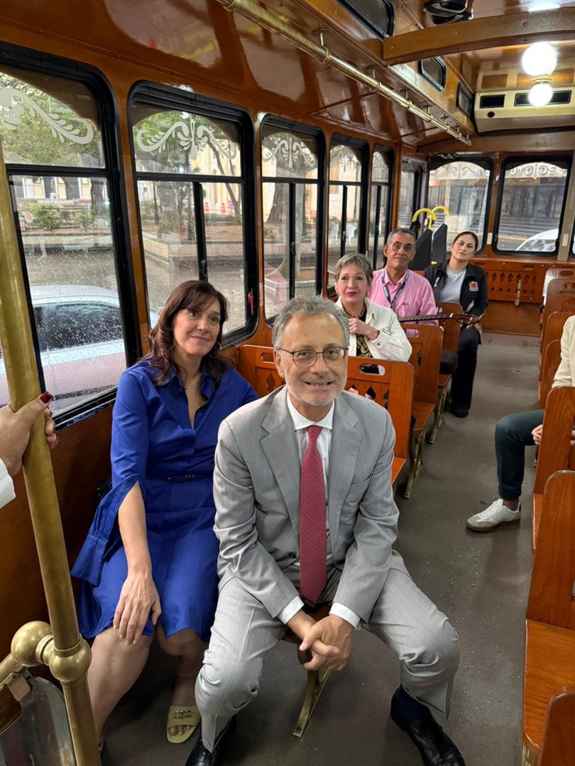¡Invitados de lujo! Embajador de Italia disfrutó de un paseo en tranvía