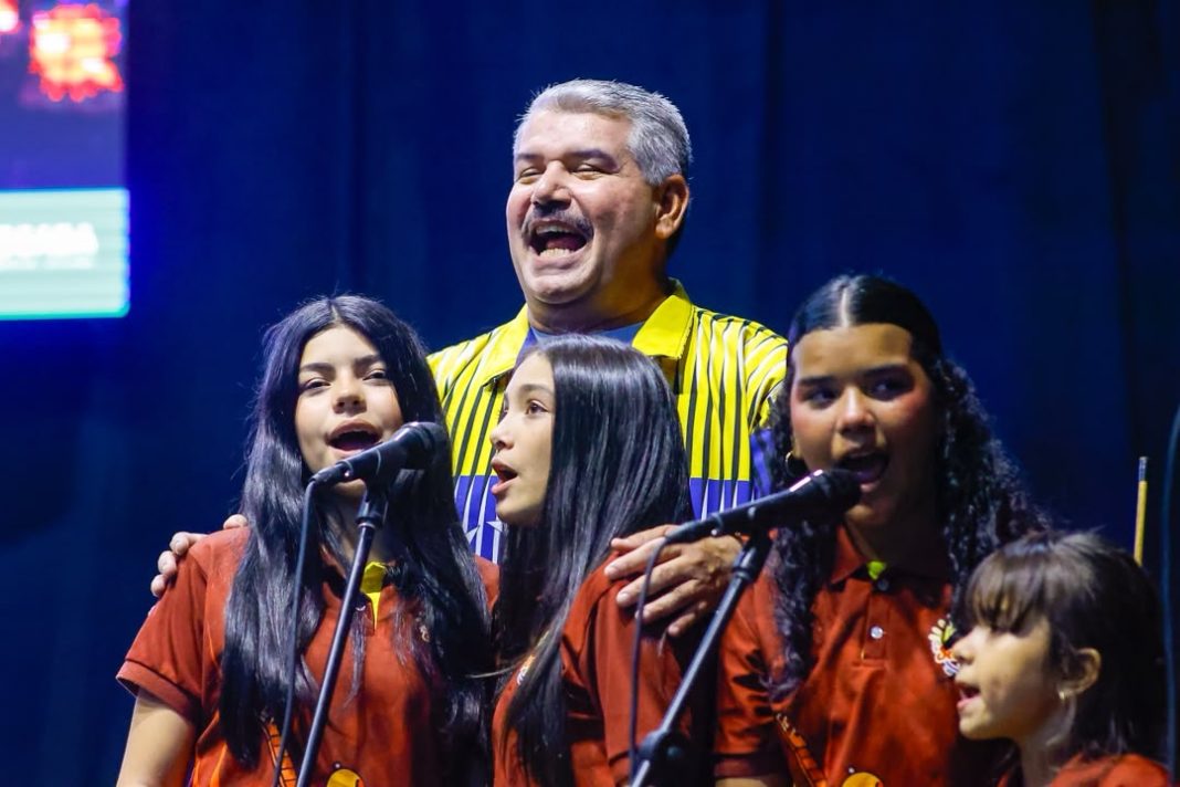 Gobernador Luis Caldera entregó Becas a 1.000 estudiantes de universidades públicas