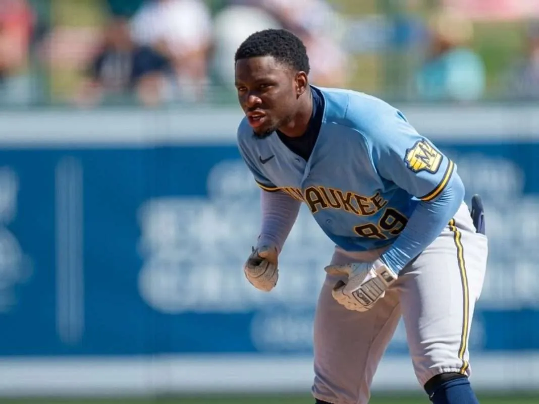 Milwaukee hizo millonario a otro novato venezolano