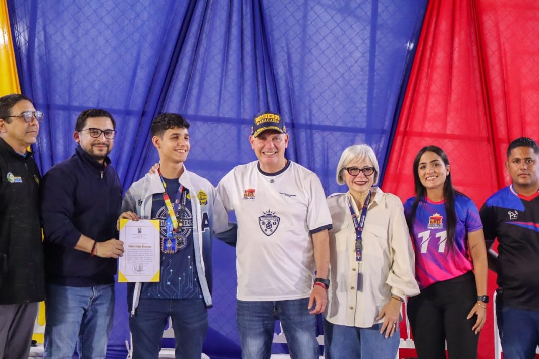 Padres y jóvenes talentos en robótica y fútbol protagonizan triunfos de alto nivel