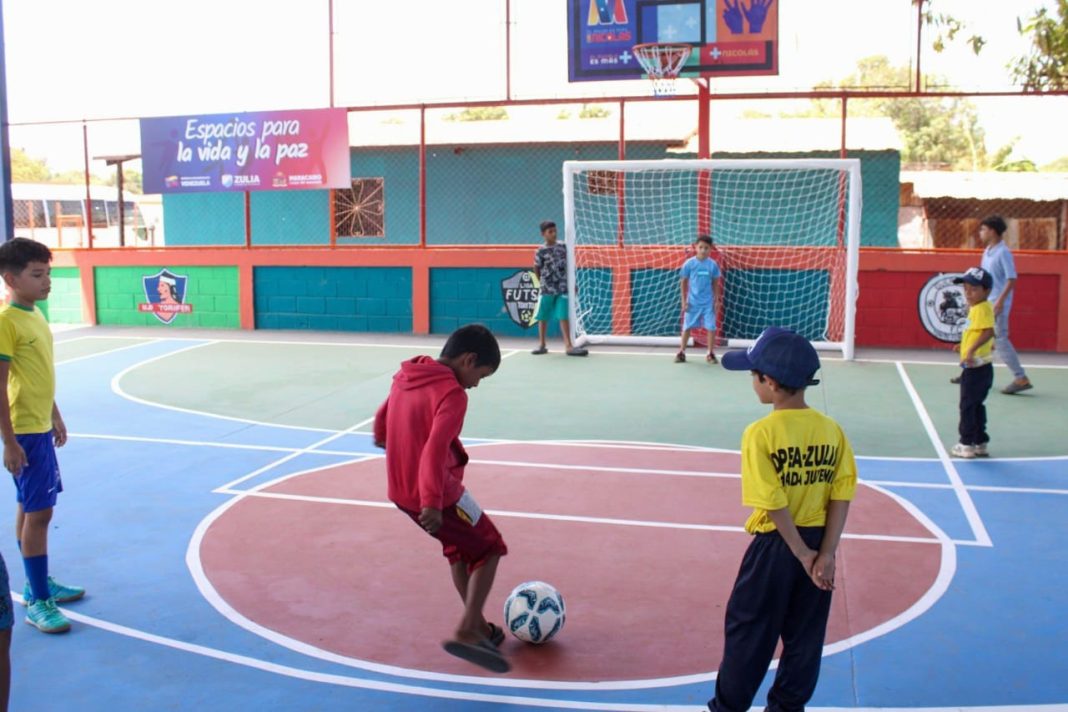 Alcaldía de Maracaibo le cumplió a Torito Fernández con la cancha que aprobaron en consulta popular