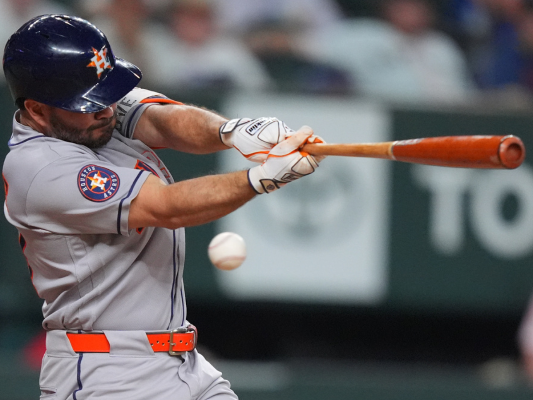Altuve en una élite de los mayores jonroneros ante Texas