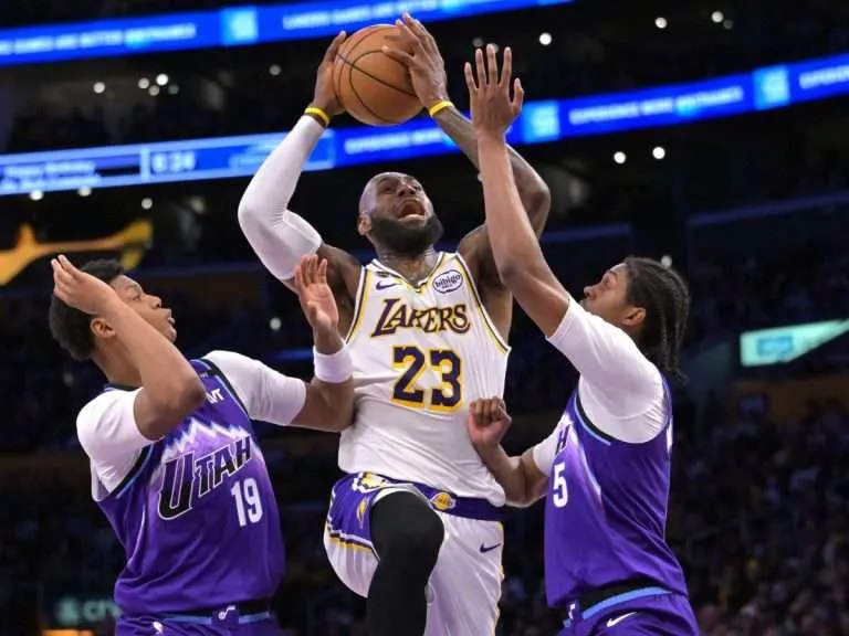 LeBron dejó a los Lakers y firmó con los 76ers