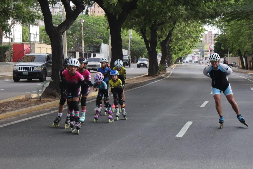 Patines como gran opción de disfrute en la ciclovía marabina