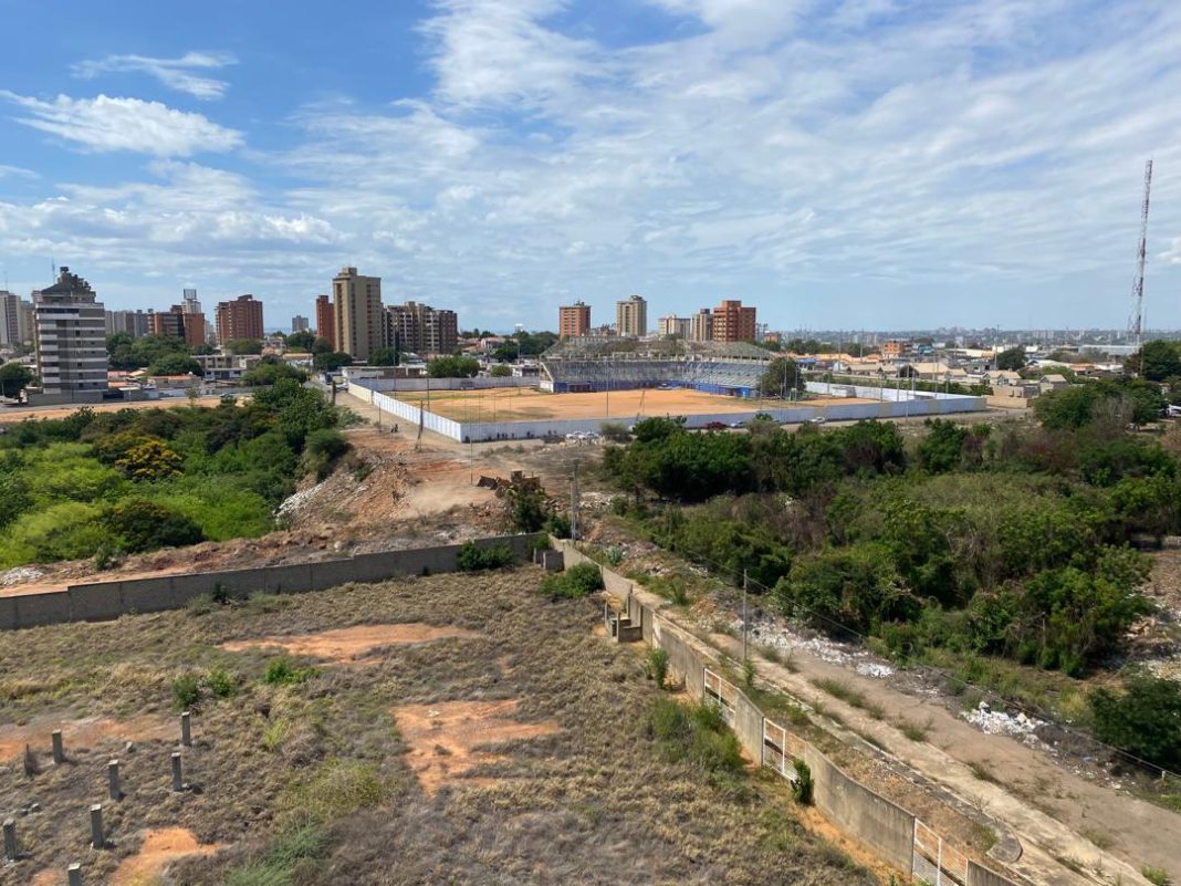 Alcaldía de Maracaibo construye un talud artificial para frenar socavamiento del hueco Coquivacoa