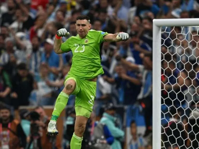 «Dibu» Martínez llegó al Chelsea