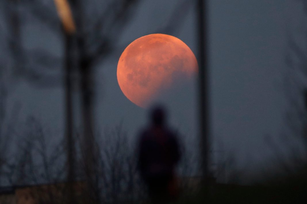 ¡Vamos todos a ver el eclipse lunar el 27A!