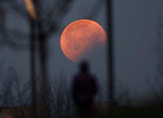 ¡Vamos todos a ver el eclipse lunar el 27A!