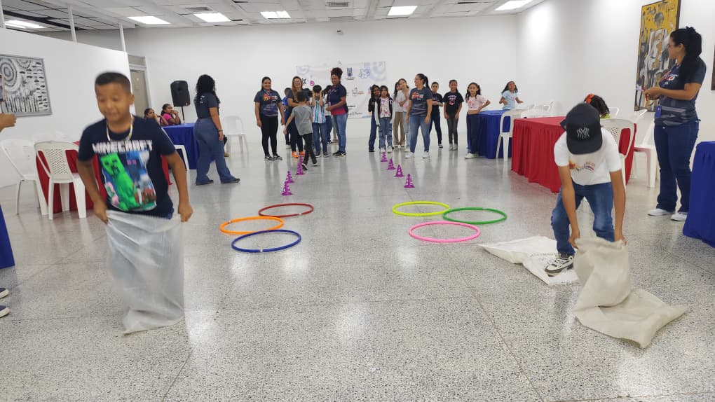 Niños activos y creativos con la Caja Mágica de Fundabiblioteca