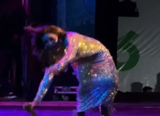 Se cayó Gloria Trevi en pleno canto…