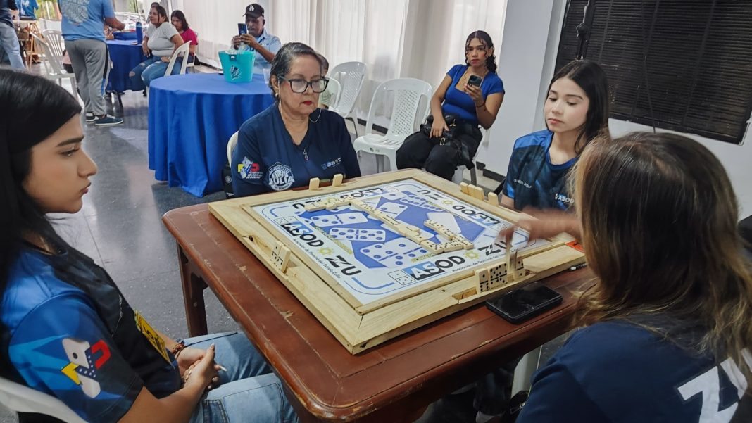 Mujeres todo terreno dan clase magistral en dominó