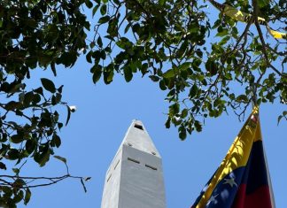 Alcaldia restaura el Obelisco de la Plaza de la República