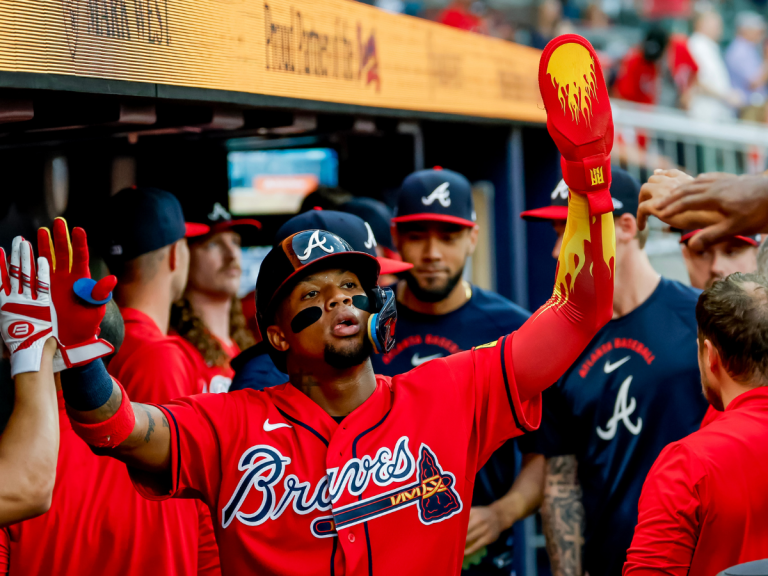 Acuña impecable, encendido y perfecto: De 3-3, incluido un doblete