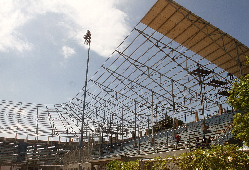 Estará listo en 15 días: Tribunas de «El Viejo Parque» estrenarán techado de alta tecnología