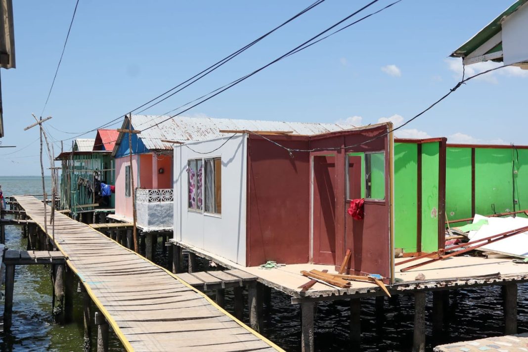 Comunidad palafítica de Santa Rosa con techos nuevos: Alcaldía de Maracaibo apoya a los afectadas por Onda Tropical