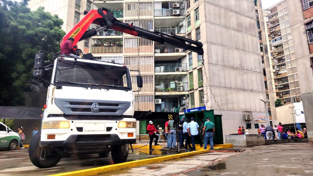 Gobernación y Corpoelec cambian transformador y restituyen servicio eléctrico en Torres del Saladillo