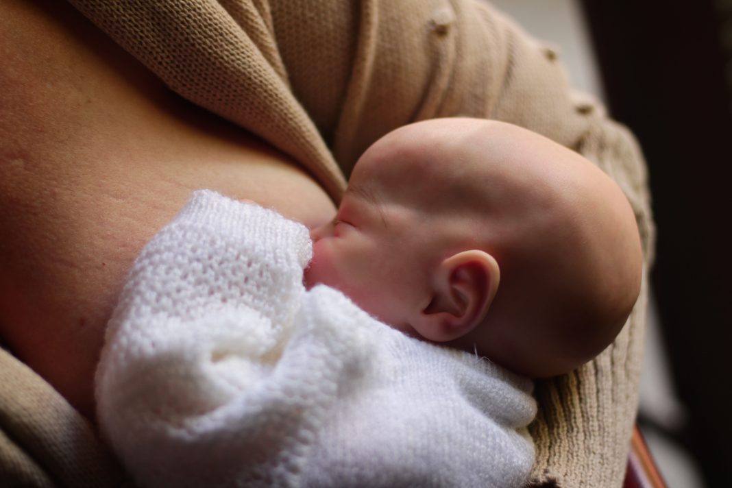 Lactancia materna reduce hasta en 4,3 % el riesgo de cáncer de mama por año acumulado