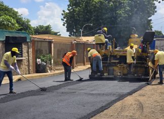 Luis Caldera inicia Plan Estadal de Asfaltado en vías del barrio Alberto Carnevalli