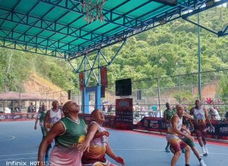 Favoritos marchan al frente del básket para adultos mayores