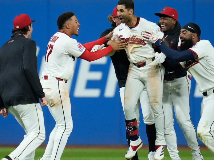 Brayan Rocchio con hit de oro mantiene vivo a Cleveland