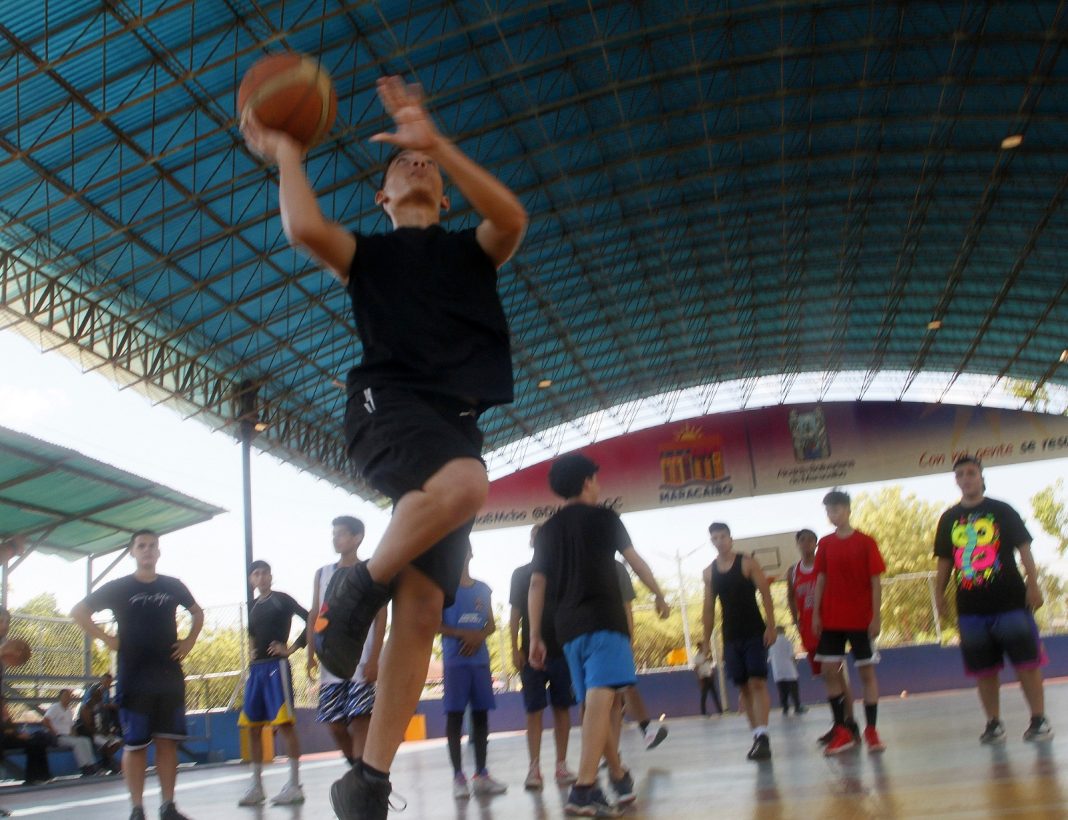 El baloncesto toma la cancha Canta Claro en el Plan Vacaciones Deportivas del IMDEPREC