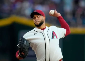 Texas le cayó a palo a Eduardo Rodríguez