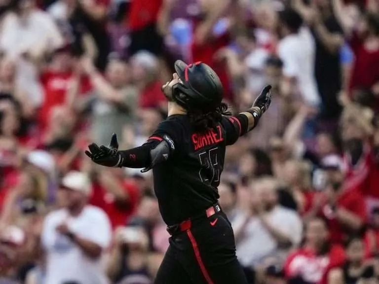 Eugenio llegó a 10 campañas con más de 20 jonrones e igualó a Ken Griffey en los Rojos