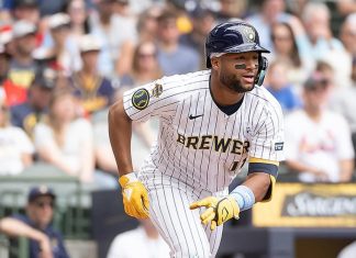 Jackson Chourio con par de cohetes en el triunfo 102 de Milwaukee