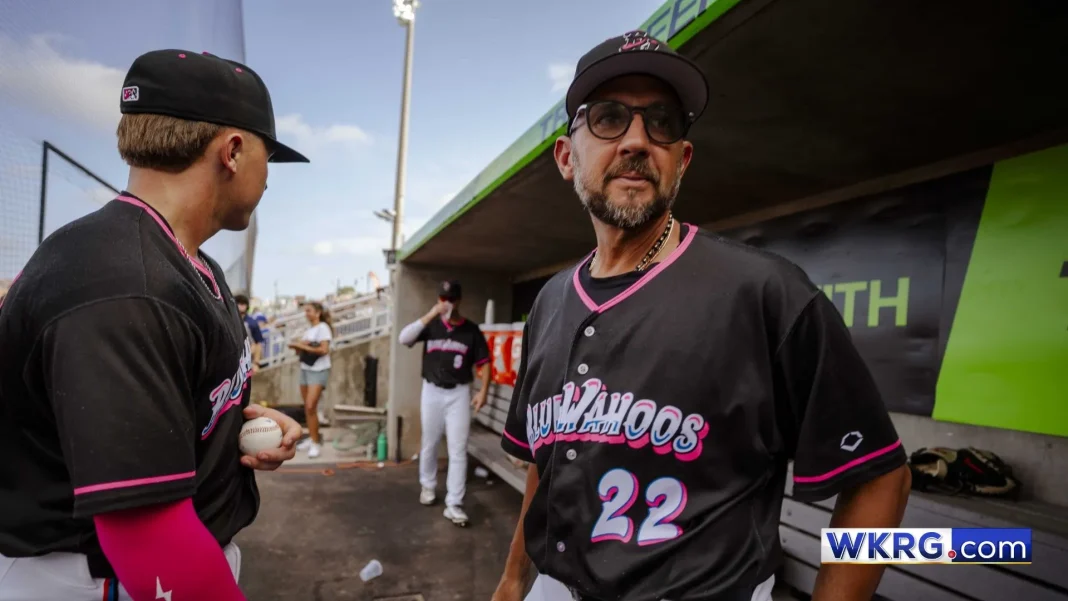 ¡»Felicidades, caballo»! : Venezolano Nelson Prada, Manager del Año en Doble A