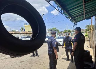 Polimaracaibo despliega operativo para despejar pasos peatonales obstruidos por neumáticos