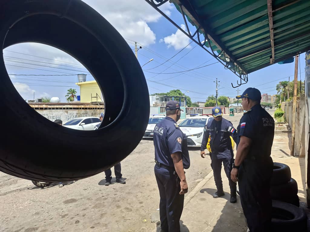 Polimaracaibo despliega operativo para despejar pasos peatonales obstruidos por neumáticos