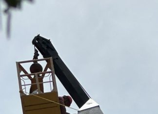 Instalado el Piramidión, la nueva punta del Obelisco de la Plaza de la República