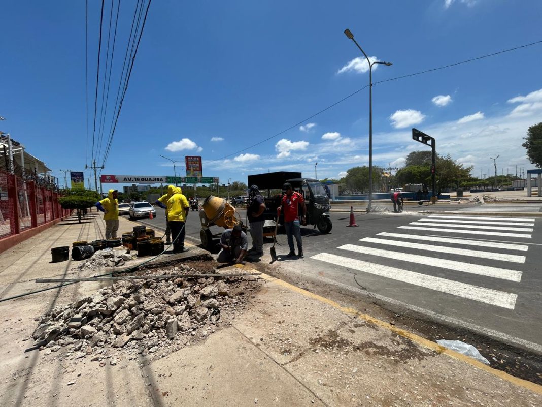 A paso acelerado marcha el paso peatonal frente a Urbe