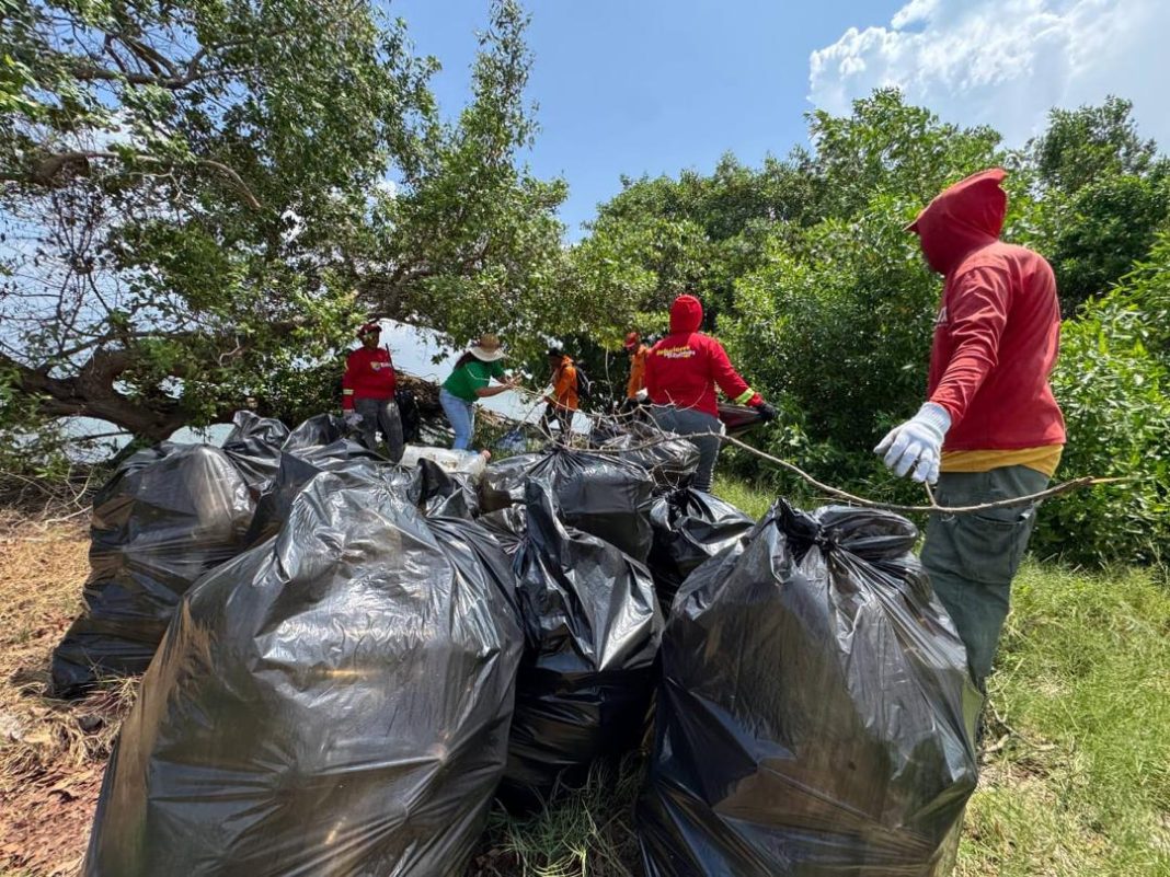 Recolectan más de 1.200 kilos de plástico en la Isla de Providencia por el Día Mundial de la Playa