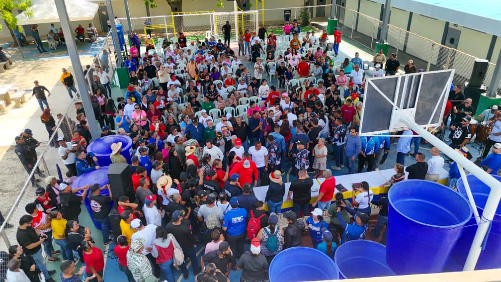 Gobernador Luis Caldera entregó 500 tanques de agua a Comuna Hugo Chávez en San Francisco