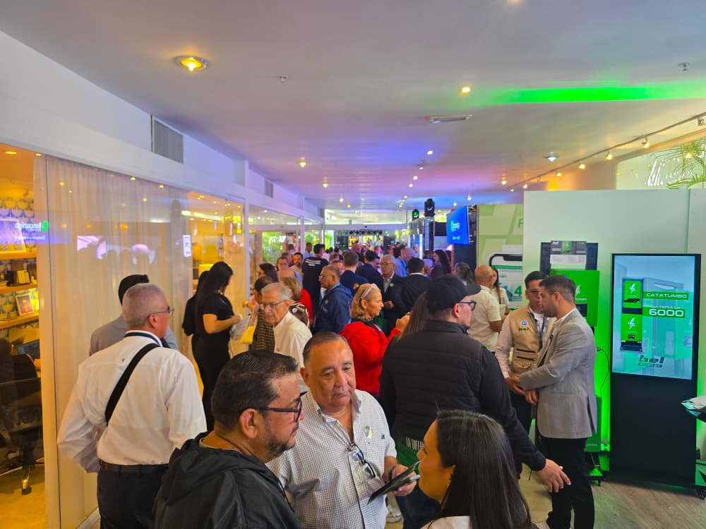 Gobernador Luis Caldera acompaña la Expo Internacional de Petróleo, Industria y Comercio