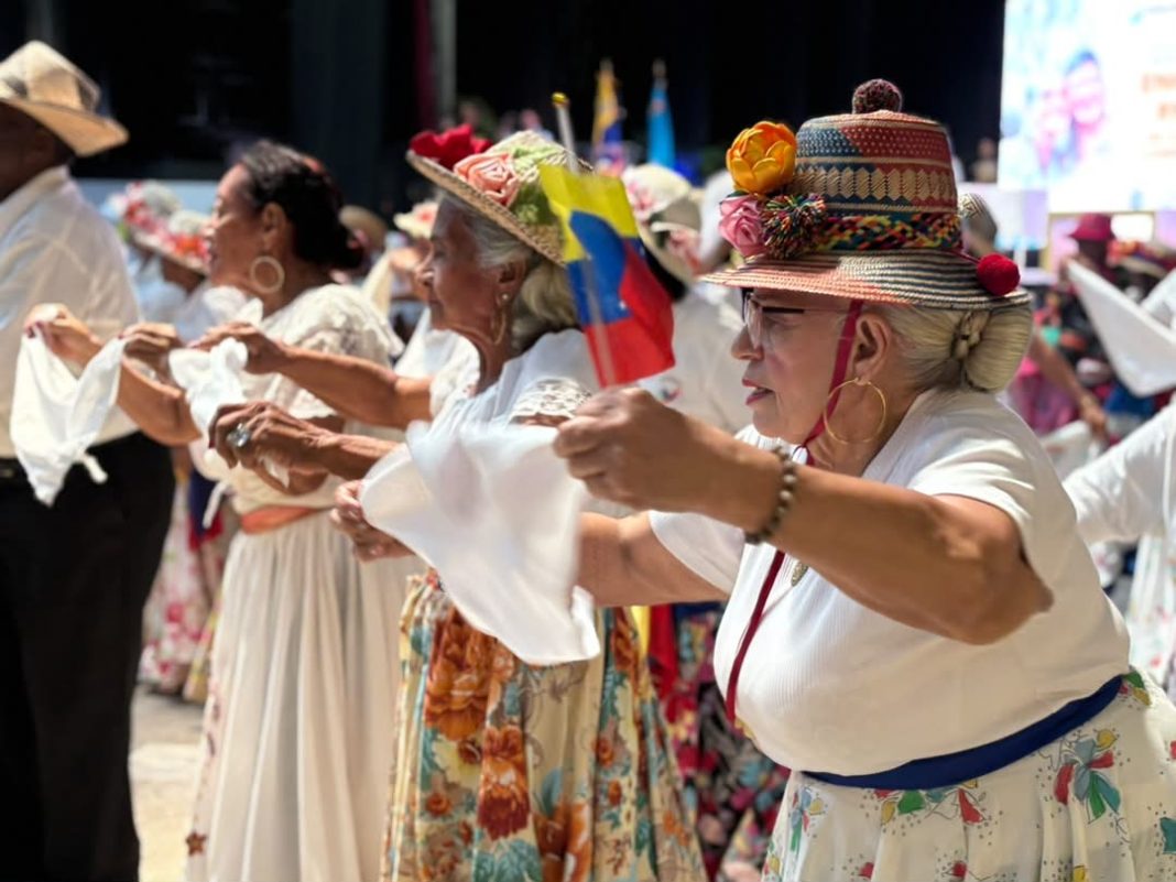 Primera dama del Zulia, Roselyn López de Caldera, conmemora a los adultos mayores en su día