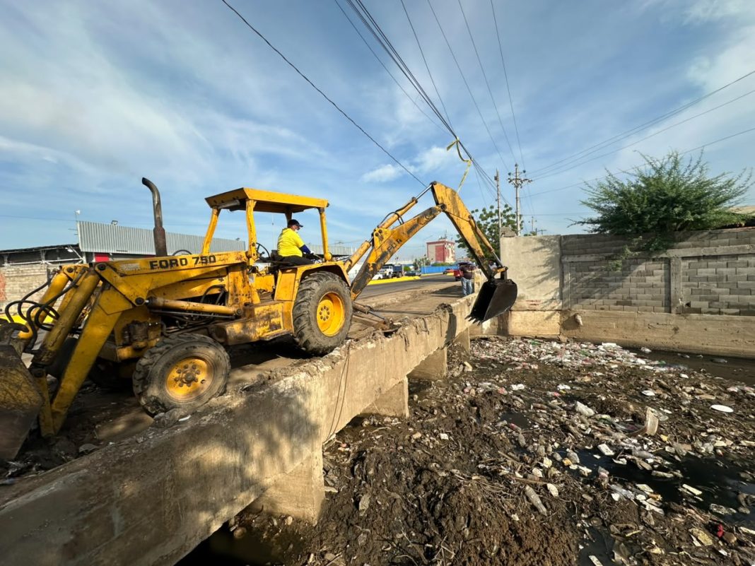 Alcaldía de Maracaibo intensifica limpieza de colectores y cañadas cerca del Terminal de Pasajeros