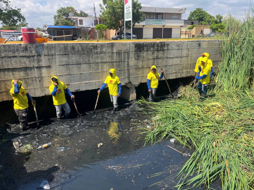 Alcaldía de Maracaibo despliega cuadrillas de “topos” para sanear puentes de Cañada en Puntica de Piedra