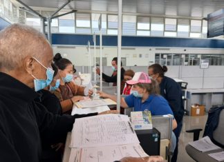 Primera Dama Roselyn López de Caldera acompaña atención en la Farmacia de Alto Costo