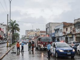 Funcionarios de seguridad y prevención realizan labores de supervisión vial en Maracaibo tras el paso de las lluvias.