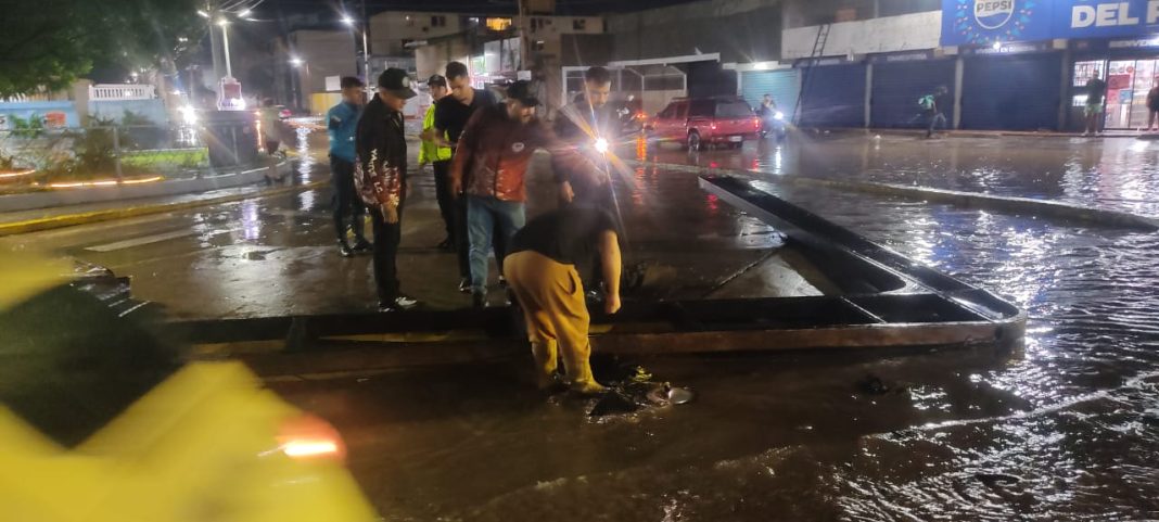 Alcalde Di Martino: Organismos de prevención atienden afectaciones tras fuerte lluvia con vientos huracanados