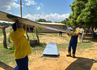Alcaldía de Maracaibo entregó 200 láminas de zinc a familias afectadas por lluvias en Idelfonso Vásquez