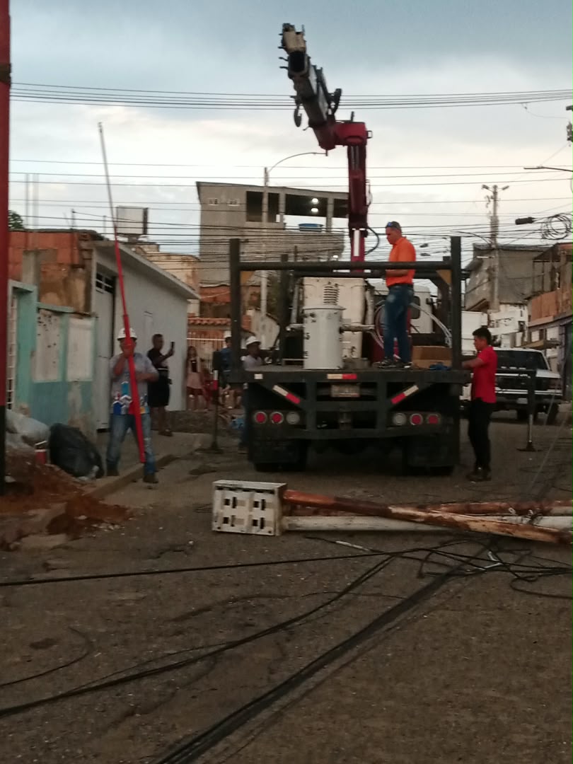 En coordinación 4 niveles de gobierno!: Alcaldía de Maracaibo atendió de inmediato contingencias por postes caídos