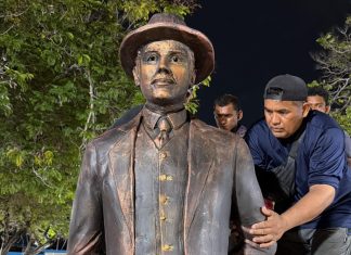 Alcalde Di Martino: La escultura de San José Gregorio llegó a la Facultad de Medicina
